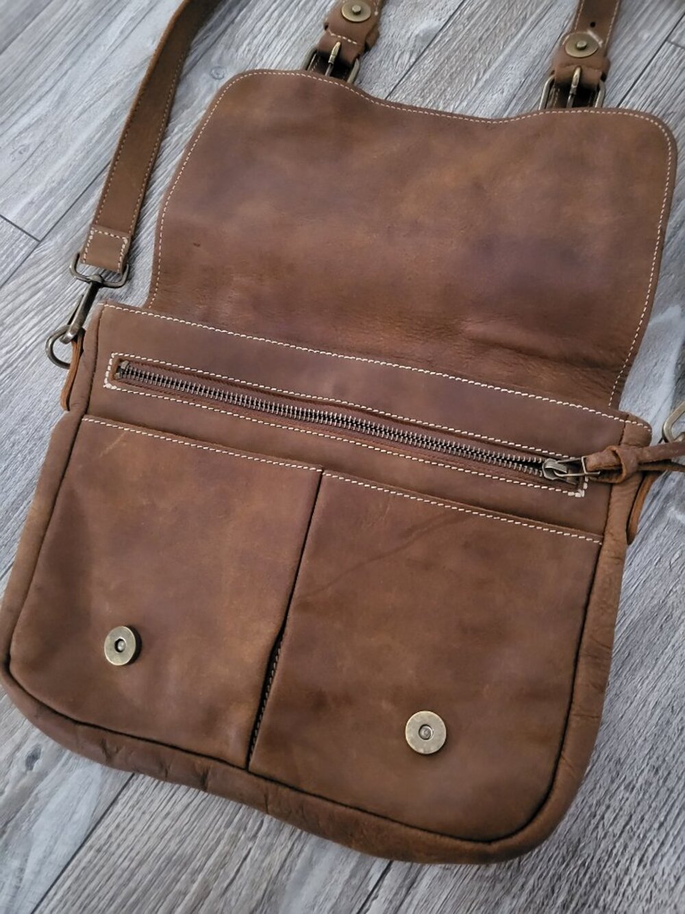 Roots Canada Vintage Tribe Leather Messenger Bag Brown - Picture 8 of 14